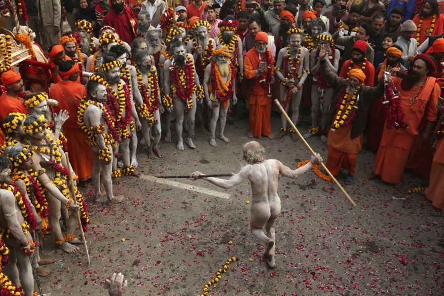 Một naga sadhu, hay một vị thánh sống Ấn Độ giáo đang trần trụi nhảy múa trong cuộc diễu hành về phía Sangam.