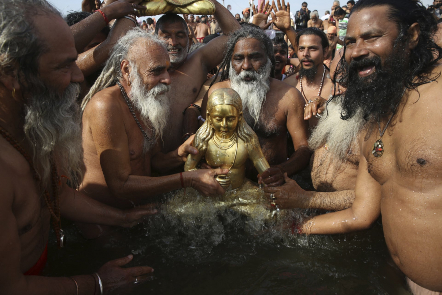 Tín đồ của Shri Panchayati Naya Udasin Akhada tắm rửa theo cho vị thần của họ theo nghi thức.
