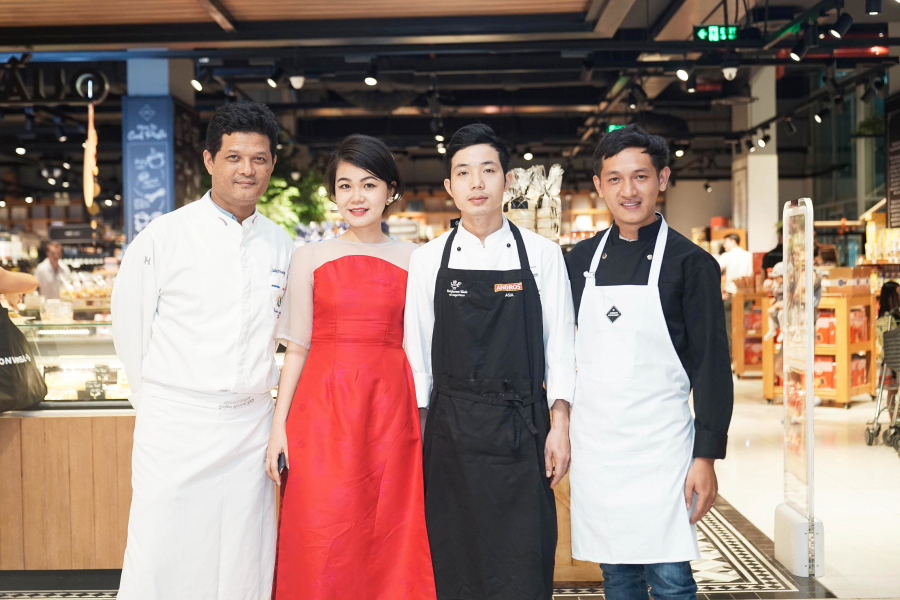Từ trái sang phải: Chef Sakal, chị Bùi Thu Thảo, Chef Vũ Xuân Trường, Chef Vũ Nhất Thông