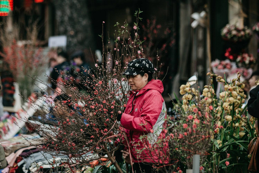 Người Hà Nội vẫn giữ thói quen đặc trưng ấy. Hằng năm, từ 23 tháng Chạp đến tối 30 Tết, ai cũng phải ghé thăm chợ hoa Hàng Lược lấy một lần. 