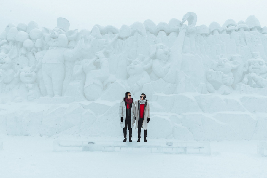 Năm con heo phải có một bức tường điêu khắc bằng tuyết trắng hình những chú heo nhé! Lễ hội này đã có kỷ lục Guiness về tượng điêu khắc bằng băng lớn nhất thế giới rồi đó cả nhà!