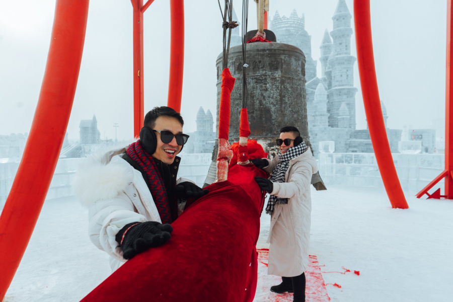 Cả một trời băng tuyết trắng xóa bỗng nhiên xuất hiện một cái chuông khổng lồ đỏ rực như này nè, mọi người bảo đánh chuông này để có thật nhiều may mắn đó, thế là tụi mình nhào vô liền!