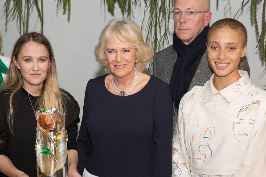 Nữ công tước xứ Cornwall đã trao giải thưởng QEII cho nhà thiết kế Bethany Williams