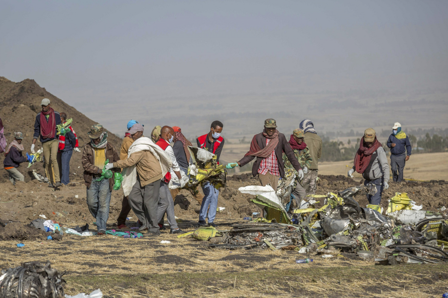 Hiện trường vụ rơi máy ở Ethiopia