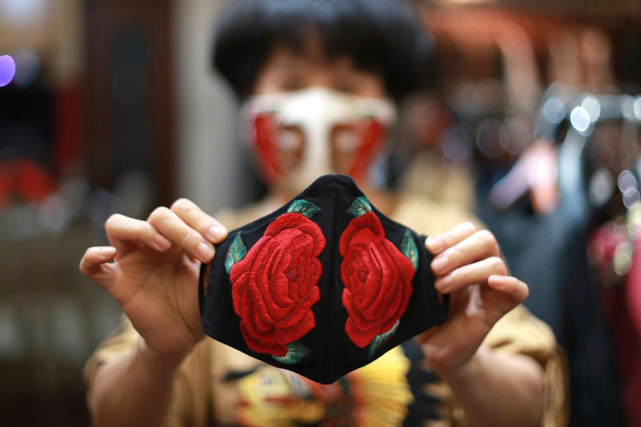 Khẩu trang hoa thêu tay truyền thống của nhà thiết kế Đỗ Quyên Hoa, Việt Nam. (Ảnh: Hau Dinh/AP)