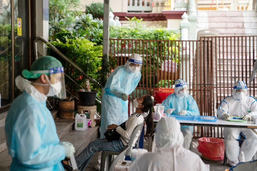Các nhà sư và tình nguyện viên tiến hành xét nghiệm Covid-19 miễn phí tại Wat Suthi Wararam, một ngôi chùa Phật giáo, ở Bangkok, Thái Lan. - Ảnh: Nicolas Axelrod/Bloomberg