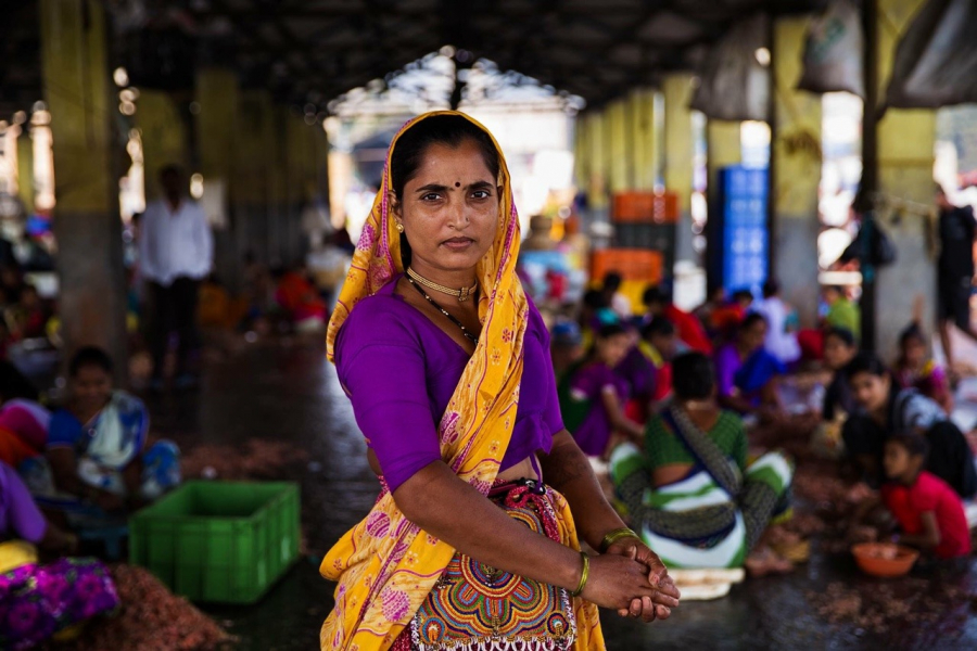Người phụ nữ này bắt đầu làm việc từ sáng sớm tại một trong những chợ cá lớn nhất của Mumbai, Ấn Độ. Cô chỉ kiếm được một khoản thu nhập rất nhỏ để nuôi các con của mình.