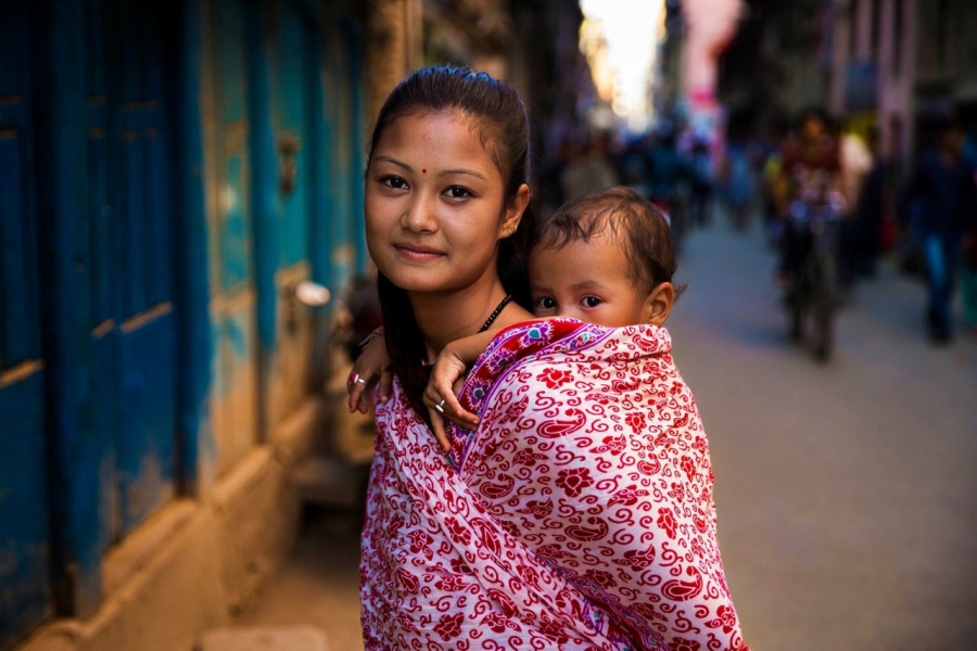 Một người phụ nữ và con trai của cô trên đường phố ở Kathmandu, Nepal.