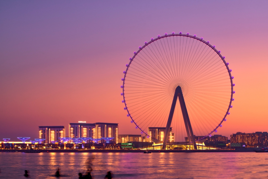Du khách có cơ hội ngắm nhìn toàn cảnh đường chân trời rực rỡ mang tính biểu tượng của Dubai trên vòng quay.
