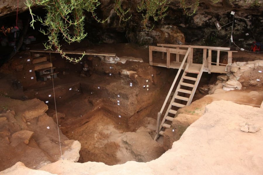 Cuộc khai quật từ hang Contrebandiers (Moroccan). Ảnh: Internet