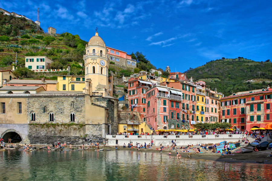 Làng Vernazza nhỏ bé ở bờ biển Cinque Terre nước Ý
