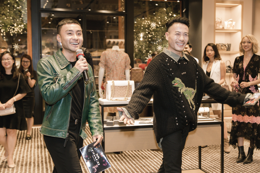 Trương Thanh Long và chàng MC Dustin Nguyễn thể hiện sự hào hứng của mình với các thiết kế thời trang mới nhất của Coach năm nay.