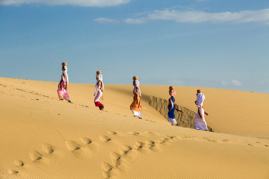 Những cô gái Chăm duyên dáng bước trên đồi cát Phan Rang
