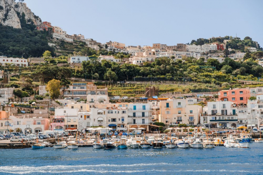 Capri được biết đến là một đảo nghỉ dưỡng cao cấp