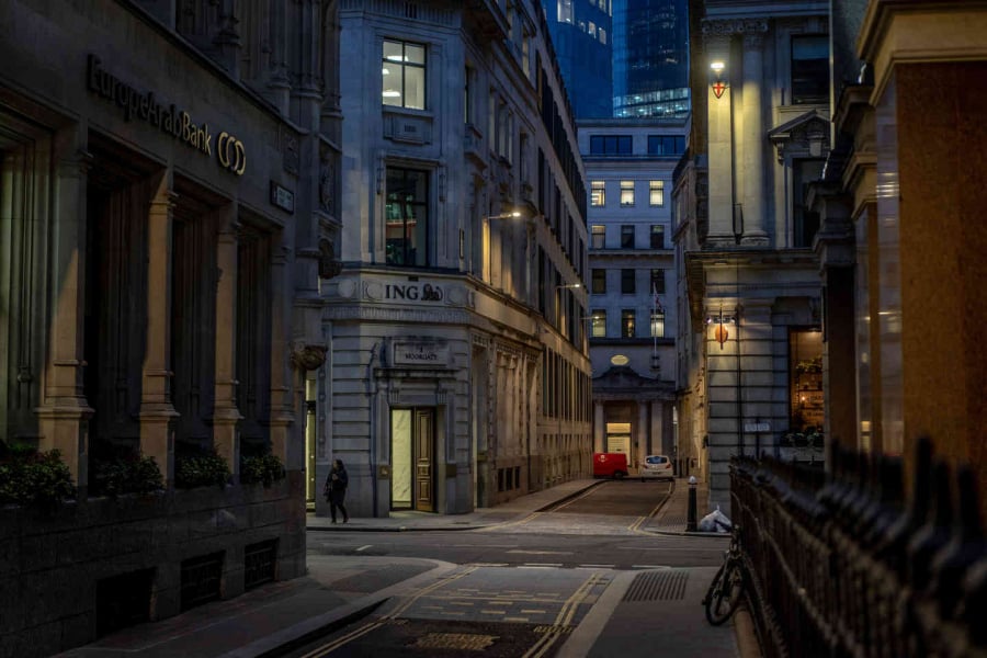 London, Anh: Đường phố vắng vẻ trong giờ cao điểm (Andrew Testa).