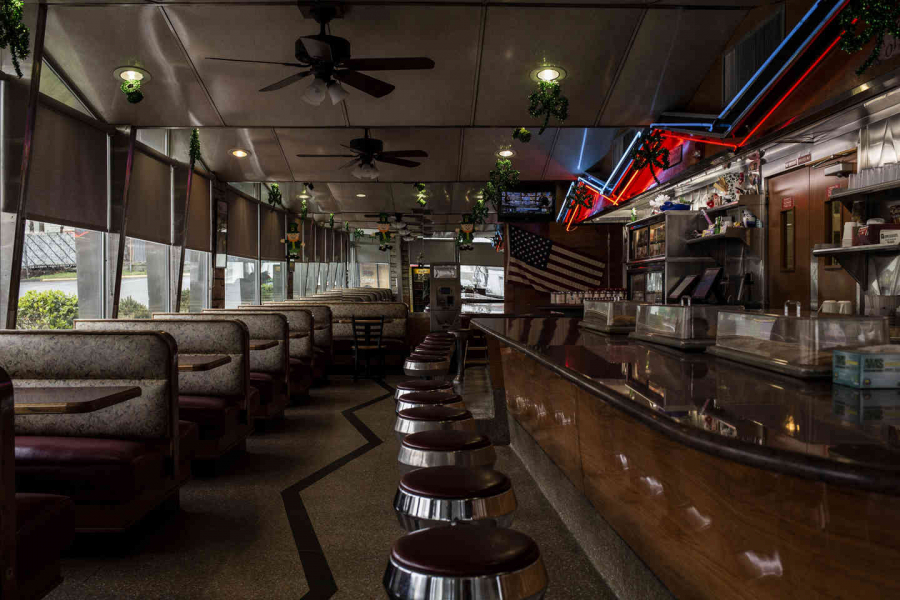 New Jersey, Mỹ: Quán ăn Americana Diner ở West Orange vẫn mở cửa nhưng chỉ cho khách mua về (Bryan Anselm).