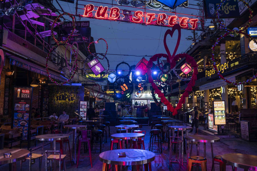Siem Reap, Campuchia: Quán rượu Pub Street nổi tiếng không một khách hàng (Adam Dean).