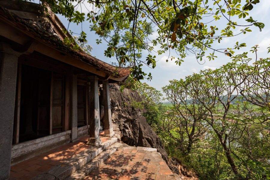Đứng trên chùa có thể nhìn thấy quang cảnh thiên nhiên xanh mát phía dưới chân núi. (Nguồn: Lê Bích)