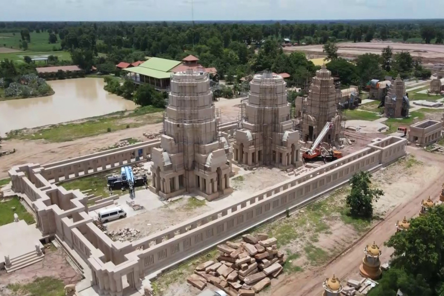 Ảnh chụp từ trên cao của khu đền Sihanakhon đang được xây dựng tại Wat Phu Man Fah ở quận Nang Rong, Buri Ram, Thái Lan - Ảnh: Surachai Piraksa
