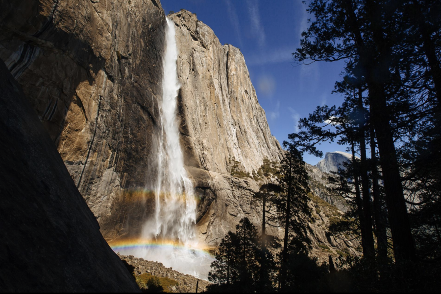 Có hơn một chục thác nước ấn tượng trên khắp Công viên Quốc gia Yosemite. Thời điểm lý tưởng để đi thăm các thác nước là vào mùa xuân, khi tuyết tan và các cơn mưa tạo nên cảnh tượng ngoạn mục. Thác Yosemite cao 2.425 feet là một trong những thác nước cao nhất thế giới và là một trong những nơi duy nhất có thể chứng kiến 