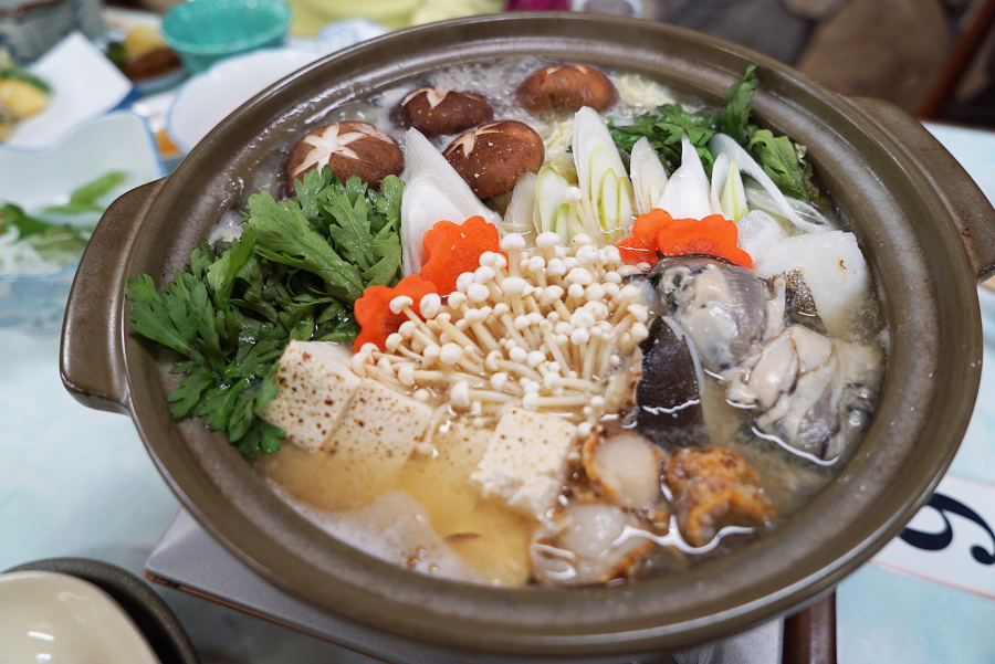 Nabe (lẩu) là món ăn nấu trong nồi canh hầm để ngay trên bàn, được người Nhật yêu thích và ăn nhiều vào mùa đông, được chế biến từ hải sản, thịt bò, thịt gà và rau củ.