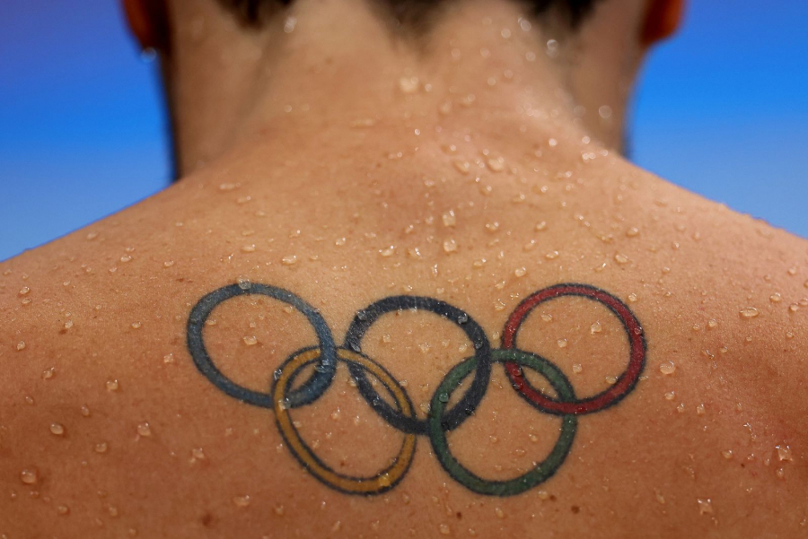 Hình xăm biểu tượng Olympic trên lưng VĐV bơi lội Nam Phi Brad Tandy. 