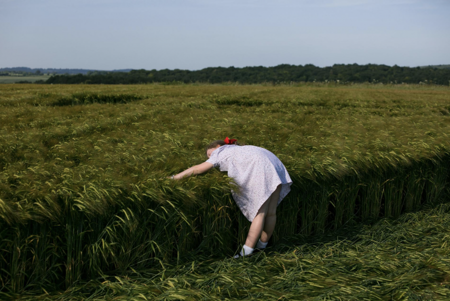 Một cô bé đang khám phá cánh đồng gần Sixpenny Handley phía đông bắc Dorset, Anh.  (Ảnh của Robert Ormerod)