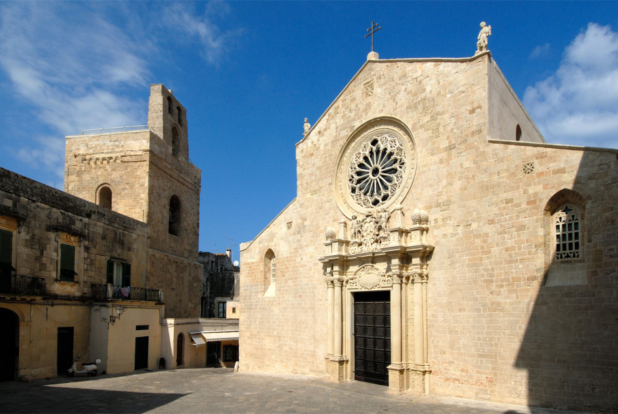 Nhà thờ chính tòa Otranto (bên phải) và bảo tàng Diocesano (bên trái)