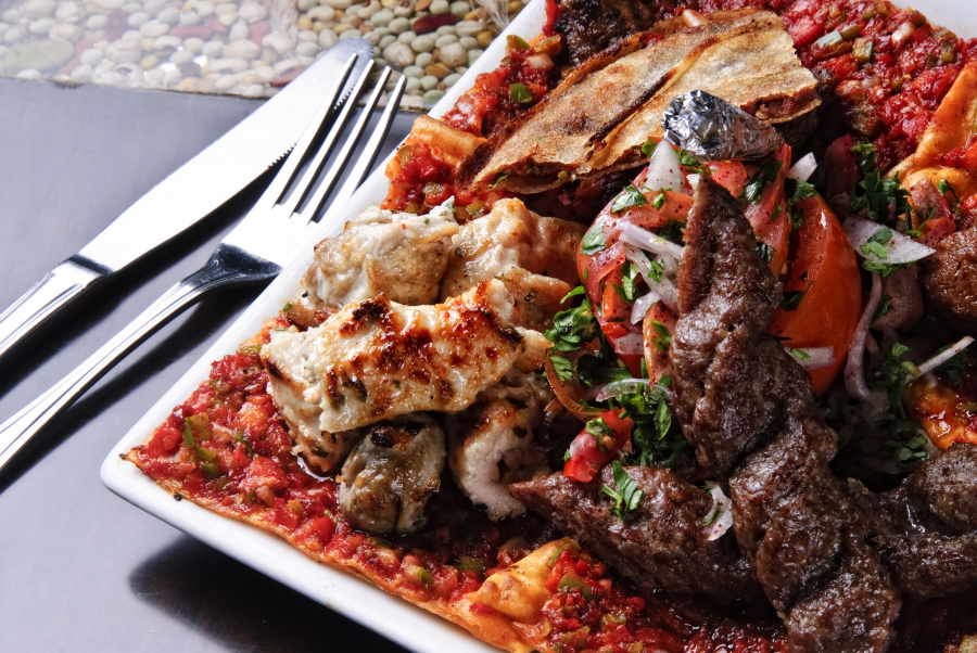 Beirut Mix-Grilled, món bán chạy nhất được lựa chọn từ các loại thịt và rau quả hạng Top, gồm thịt cừu băm, bò Úc, gà nướng than, ăn cùng bánh pita và sốt tỏi