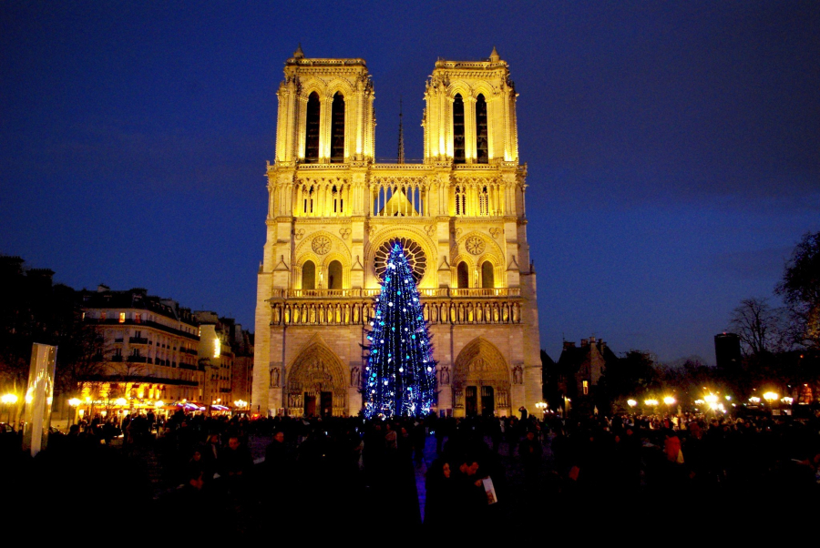 Nhà thờ Đức Bà Paris đầy lộng lẫy vào dịp Lễ Giáng sinh năm 2017