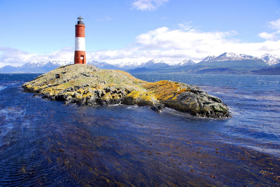 Red-and-white-lighthouse-in-blue-sky-in-Beagle-Channel-Ushuaia-Patagonia-Argentina