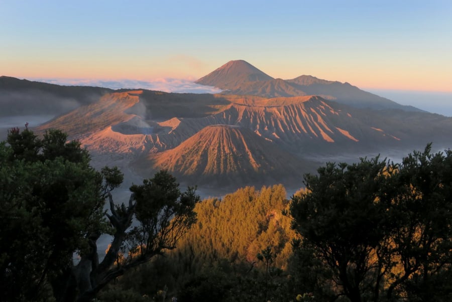 Hiện Bromo là điểm du lịch hấp dẫn ở Java, từng được bình chọn là một trong 50 kỳ quan thiên nhiên thế giới
