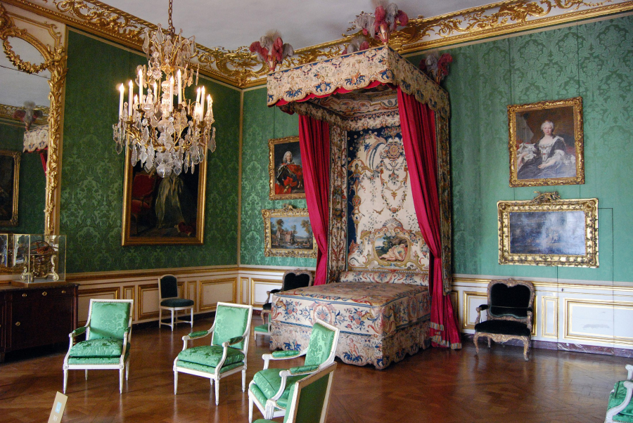 Những căn phòng được trang hoàng theo phong cách Baroque với tranh và đèn chùm lung linh