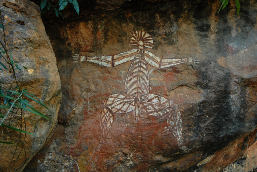 Hình vẽ của người bản xứ từ hàng ngàn năm trước trên một vách đá tại vườn quốc gia Kakadu.