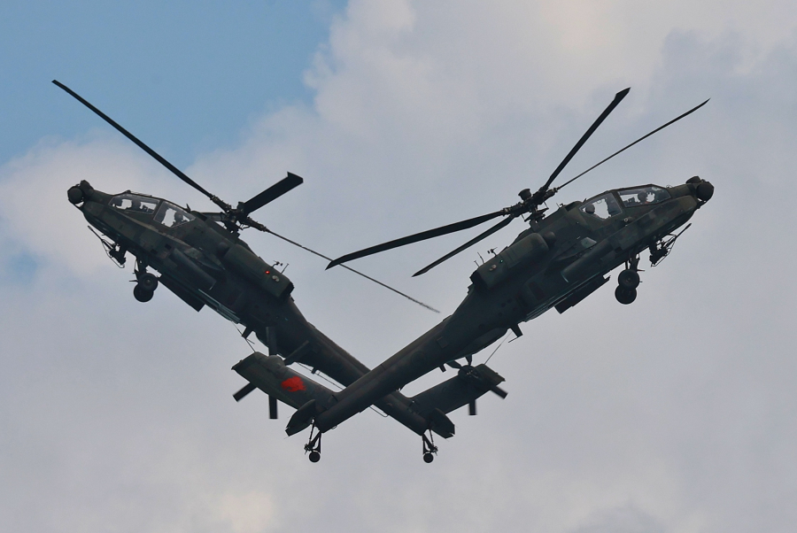 Hai trực thăng AH-64D Apache Longbow