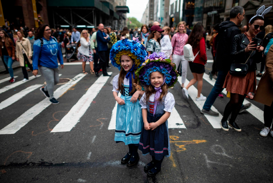 Những cô bé đáng yêu trong bộ trang phục truyền thống và mũ hoa đội đầu