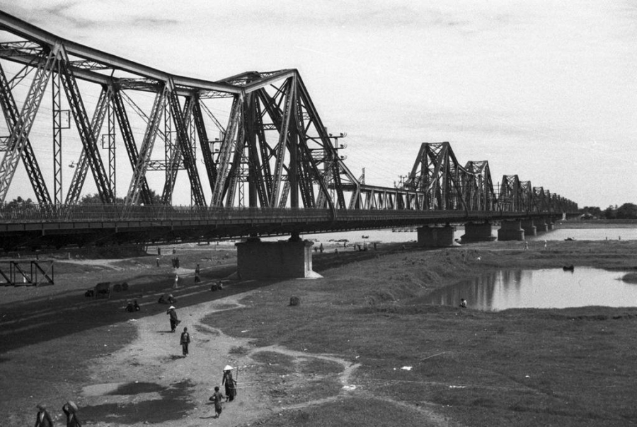 Cầu Long Biên, lúc này vẫn còn nguyên vẹn