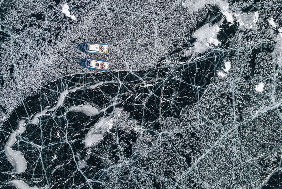 Hình ảnh của hai con thuyền nhỏ trên hồ Baikal chụp từ trên cao