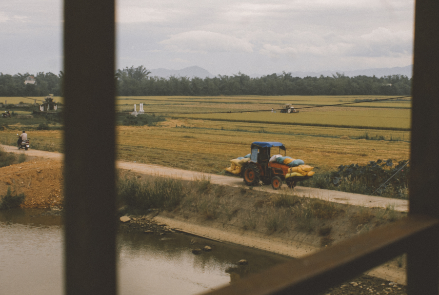 “Khi ta ở chỉ là nơi đất ở, khi ta đi đất bỗng hóa tâm hồn.” (Chế Lan Viên).