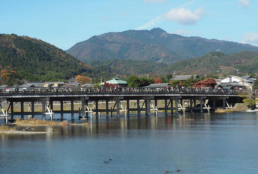 Cầu Togetsukyo bắc qua sông Oi, từ đây có thể ngắm dãy núi tuyệt đẹp ở phía sau