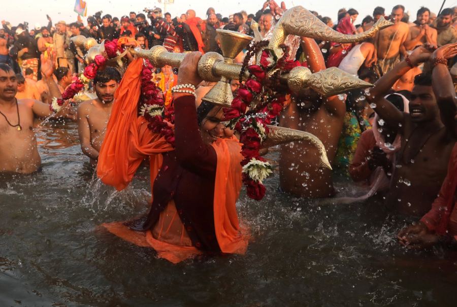 Một nữ Sadhu tham gia vào nghi thức nhúng nước.