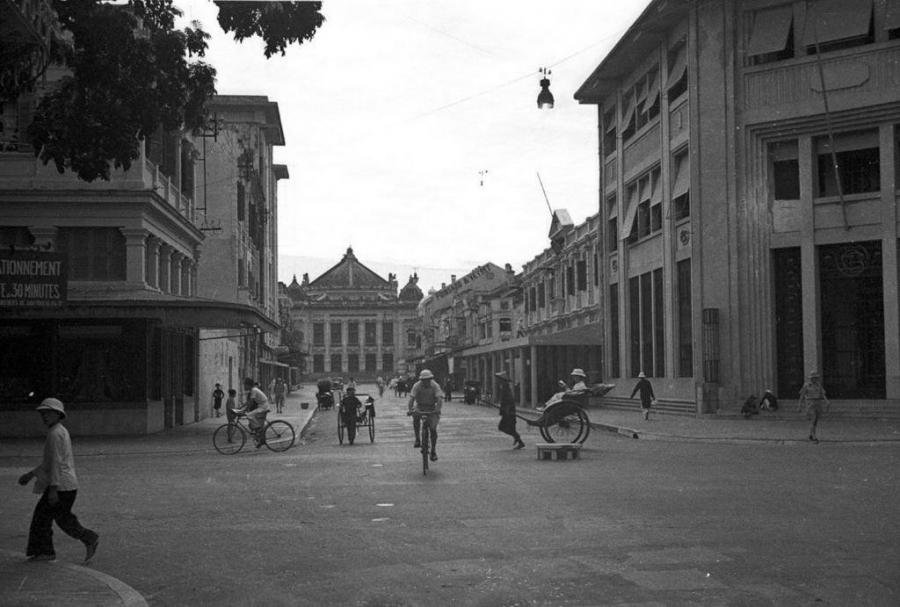 Ngã tư phố Paul Bert (Tràng Tiền) và đại lộ Henri Rivìere (Ngô Quyền) với nhà hát Lớn ở phía cuối