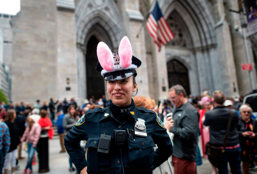 Cô cảnh sát với nụ cười bẽn lẽn cũng chiếc mũ tai thỏ trên đầu