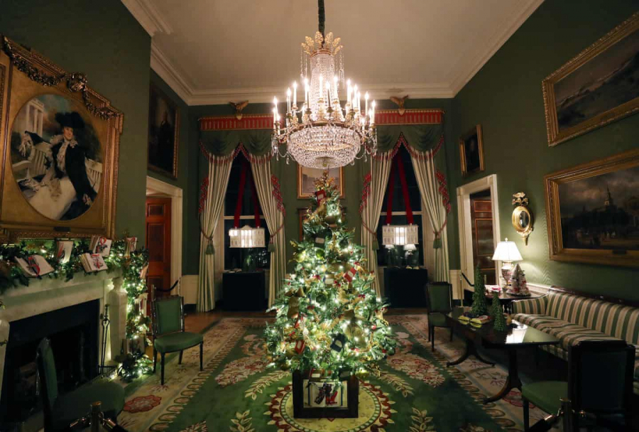Phòng Xanh cũng được trang trí với một cây thông Noel kích cỡ tương tự