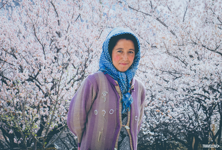 Hunza được mệnh danh là vùng đất có nhiều phụ nữ đẹp nhất thế giới nhưng tôi nhận thấy chính xác hơn phải là nơi có nhiều người đẹp nhất thế giới. Điểm thu hút nhất là đôi mắt tuyệt đẹp của họ.