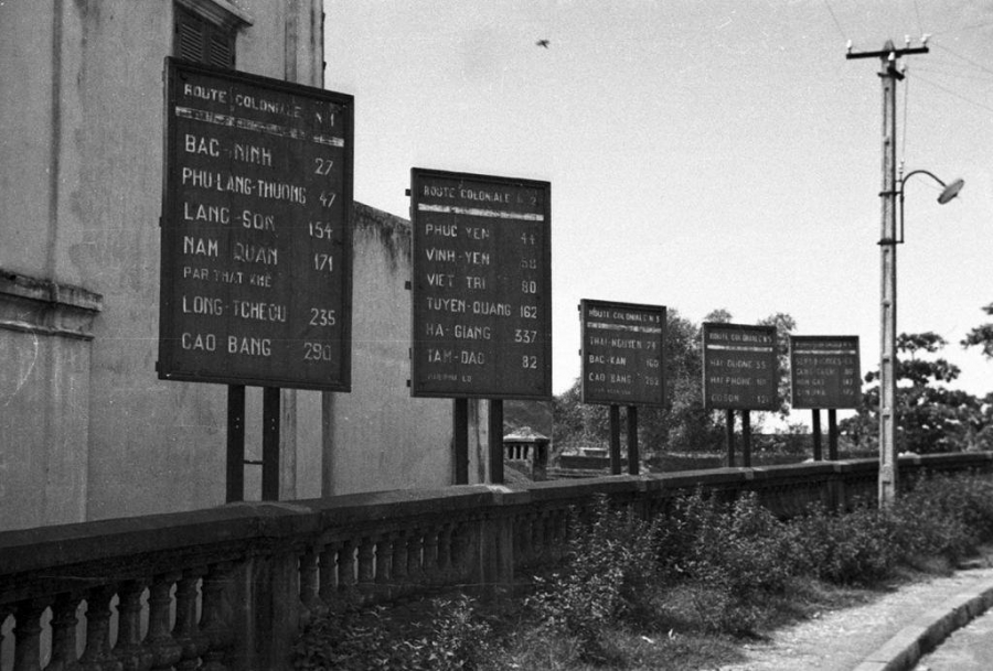 Bảng thông tin đặt tại đầu cầu Long Biên