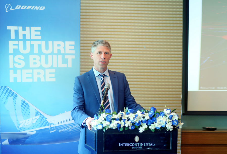 Ông Darren Hulst, Phó Chủ tịch phụ trách Marketing Thương mại thuộc Boeing, phát biểu trong buổi họp báo tại TP.HCM.