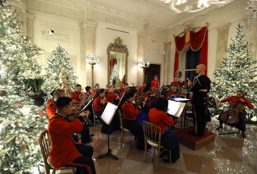 Một ban nhạc quân đội chơi nhạc Giáng sinh trong Grand Foyer để chào đón giới truyền thông đến chiêm ngưỡng Nhà Trắng vào ngày 2/12