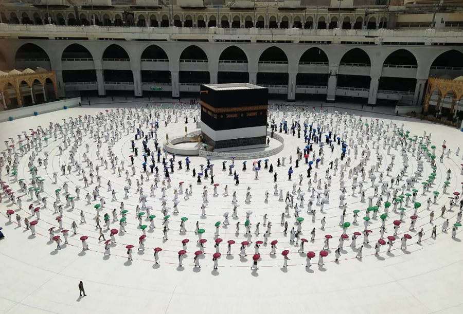 Hôm 29/7, hàng trăm người hành hương vây quanh Kaaba nhưng vẫn đảm bảo khoảng cách an toàn