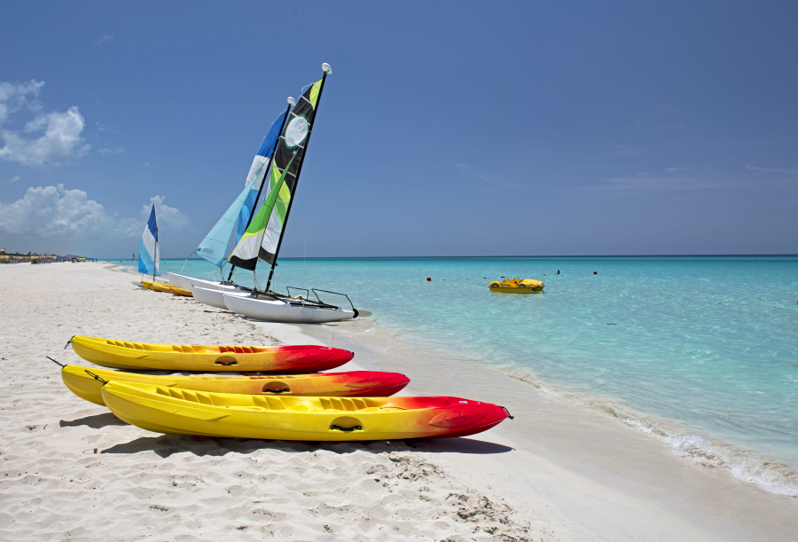 Những bãi cát dài trắng muốt và nước biển trong như pha lê là đặc trưng ở Cuba